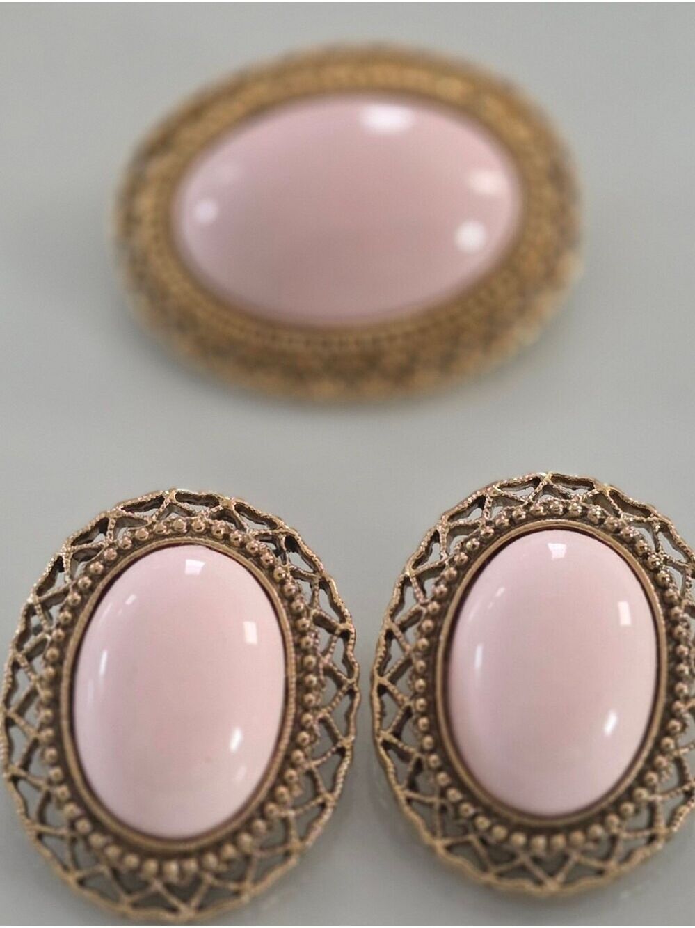 Vintage Pink Cabochon Gold Tone Filigree Heart Edge Brooch Pin And Earrings